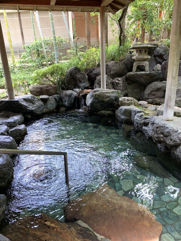 Come comportarsi in un onsen durante un viaggio in Giappone