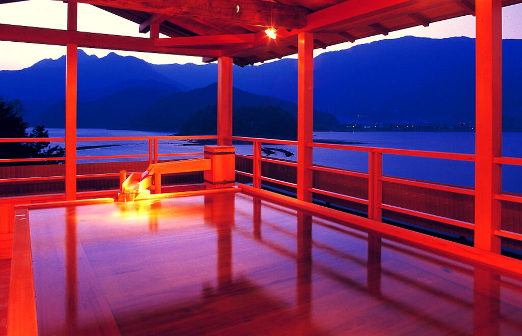 Giappone-Kawaguchio-ryokan-vistalago-esterno-sera-blueberry