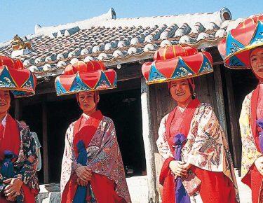 Giappone-Okinawa-donne-costume-tipico-esterno-giorno-fotobox-blueberrytravel