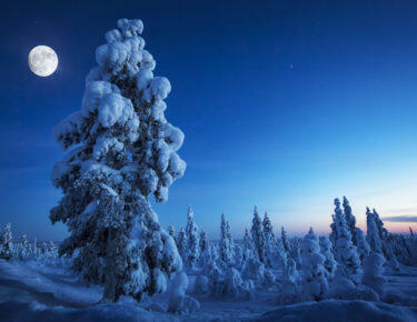finlandia-lapponia-paesaggio-luna-piena-blueberrytravel